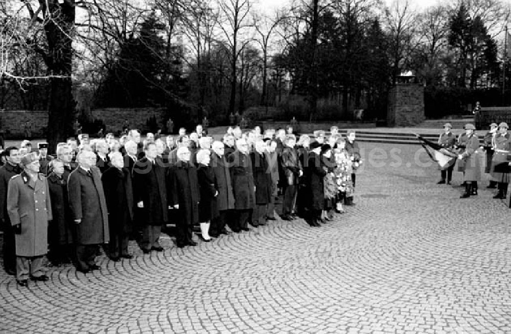 GDR photo archive: Berlin - 17.12.1986 Beisetzung von P. Verner in Berlin- Friedrichsfelde mit der 1. Parteiführung.