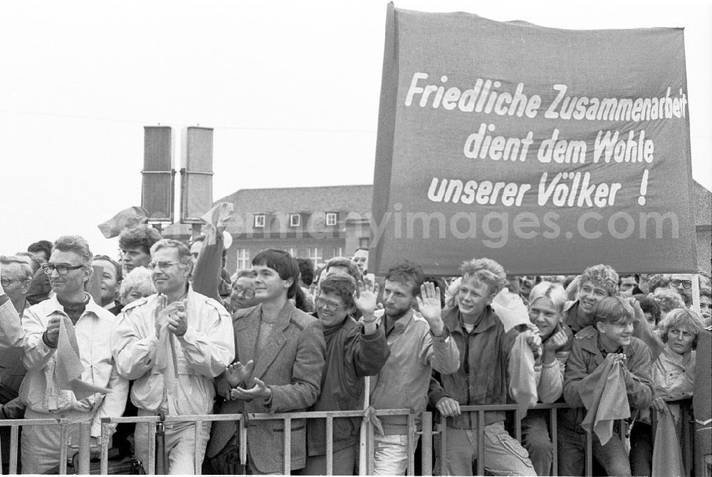 GDR picture archive: Berlin - durch Erich Honecker auf dem Flughafen Berlin Schönefeld.