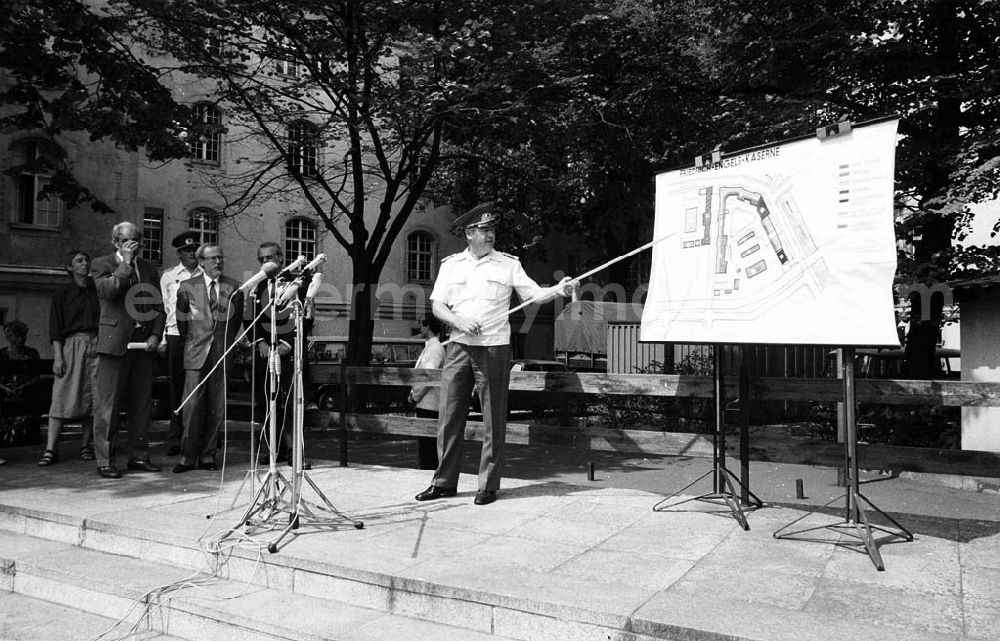 GDR photo archive: Berlin - Übergabe Friedrich- Engels Kaserne an Humboldt Universität mit Lothar de Maiziere (Berlin) 29.07.90 Winkler Umschlag Nr..99