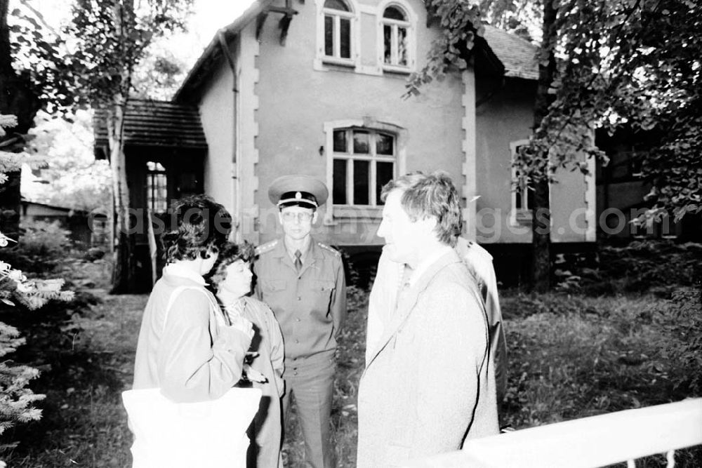 GDR image archive: Beelow - Übergabe von Häusern der Sowjetarmee an die Stadt Beelow