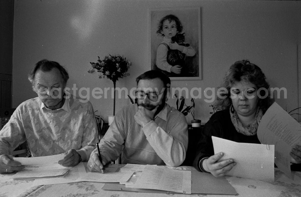 GDR image archive: - Übergabe der Spenden der ND-Leserredaktion Brandenburg in Buckow zur Verwaltung für das Kinderheim Umschlagnummer: 7331
