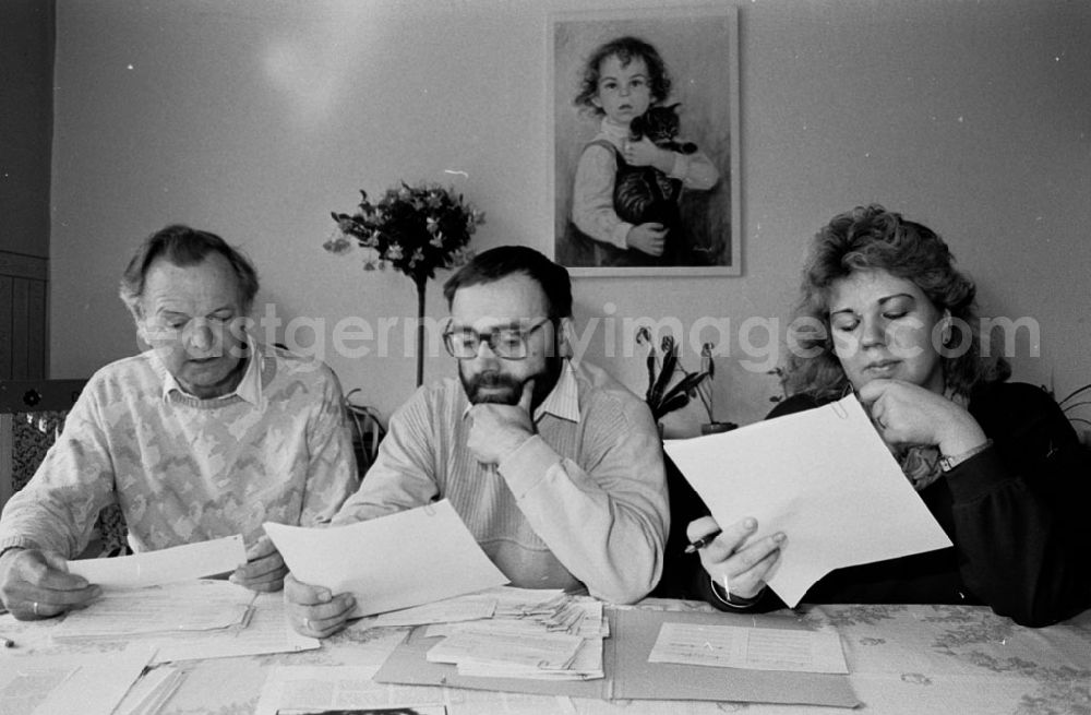 GDR photo archive: - Übergabe der Spenden der ND-Leserredaktion Brandenburg in Buckow zur Verwaltung für das Kinderheim Umschlagnummer: 7331