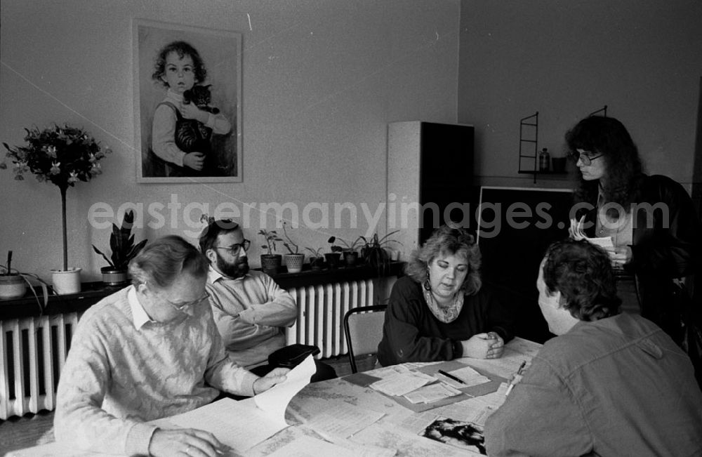 GDR photo archive: - Übergabe der Spenden der ND-Leserredaktion Brandenburg in Buckow zur Verwaltung für das Kinderheim Umschlagnummer: 7331