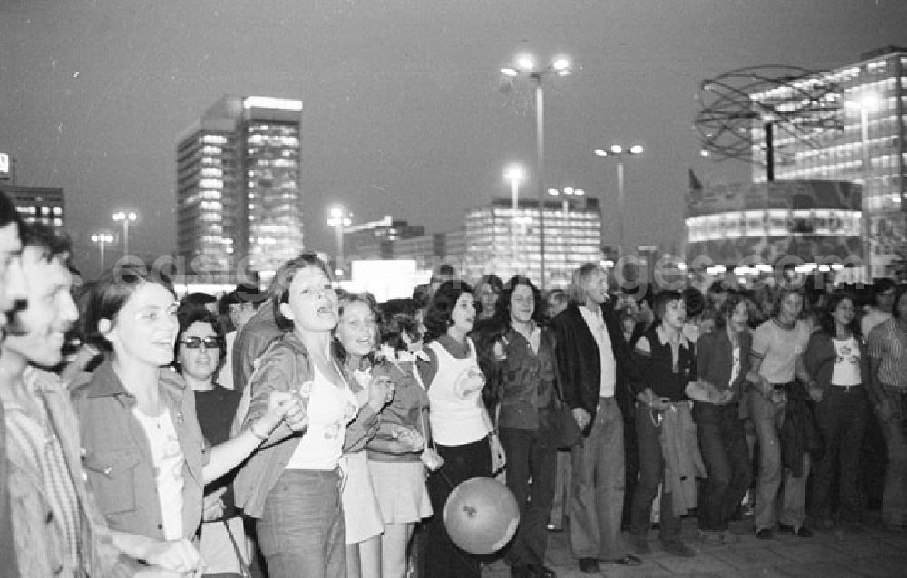 GDR image archive: Berlin- Mitte - 29.07.1973 Berlin - Alexanderplatz Nächtliches Treiben 1