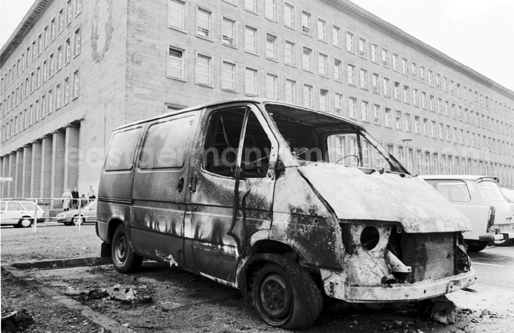 GDR image archive: Berlin - Berlin Ausgebrannter CDU-Wahlkampfbus vor dem Haus der Parlamentarier 25.09.9