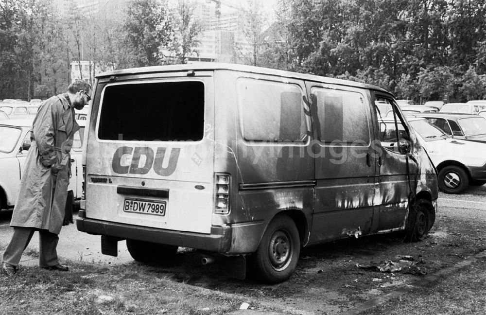 GDR photo archive: Berlin - Berlin Ausgebrannter CDU-Wahlkampfbus vor dem Haus der Parlamentarier 25.09.9
