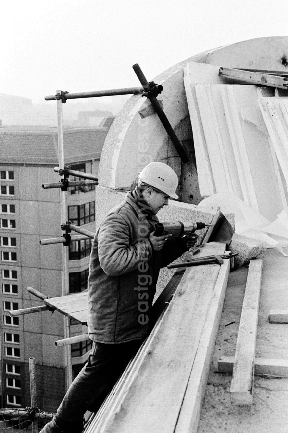 GDR picture archive: Berlin-Mitte - Berlin Bauarbeiten in der Otto-Grotewohl-Str. 04.01.9