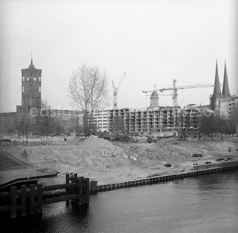 GDR image archive: Berlin - Blick über die Spree auf eine Baustelle im Nikolaiviertel zwischen Nikolaikirche und Rotem Rathaus im Berliner Stadtteil Mitte.