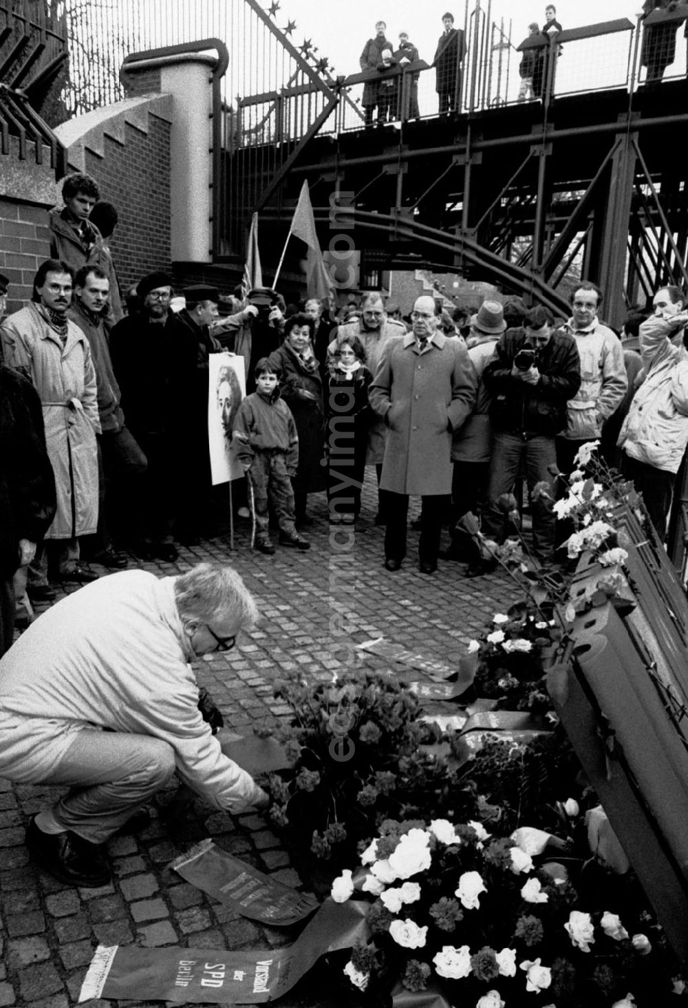 GDR picture archive: Berlin - Berlin Beginn der Menschenkette in Berlin West, Landwehrkanal für Rosa Luxemburg 14.01.9