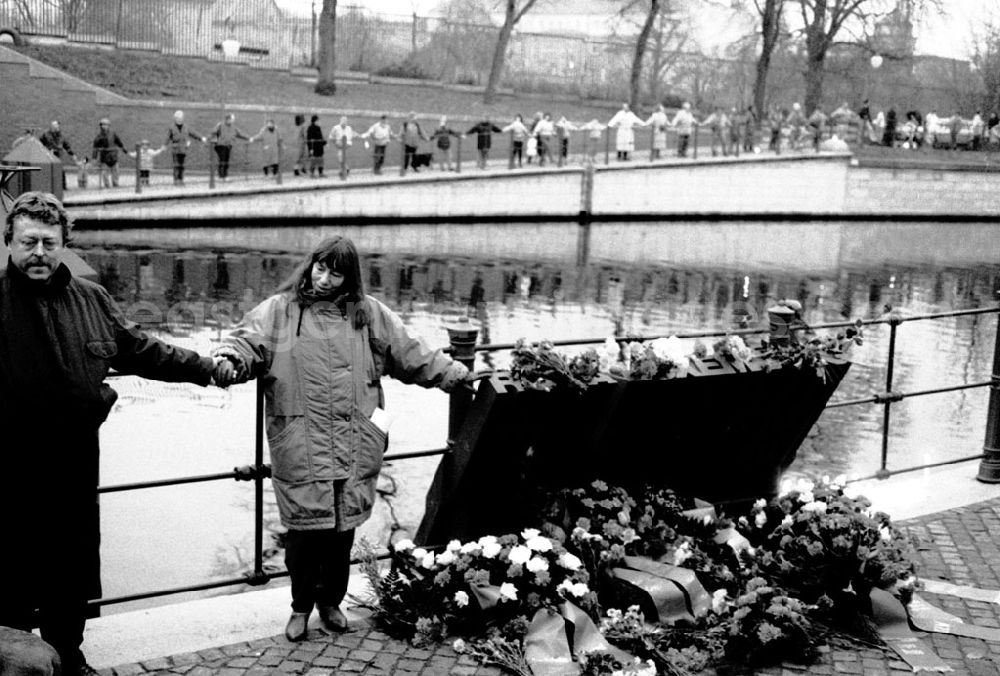 Berlin: Berlin Beginn der Menschenkette in Berlin West, Landwehrkanal für Rosa Luxemburg 14.01.9