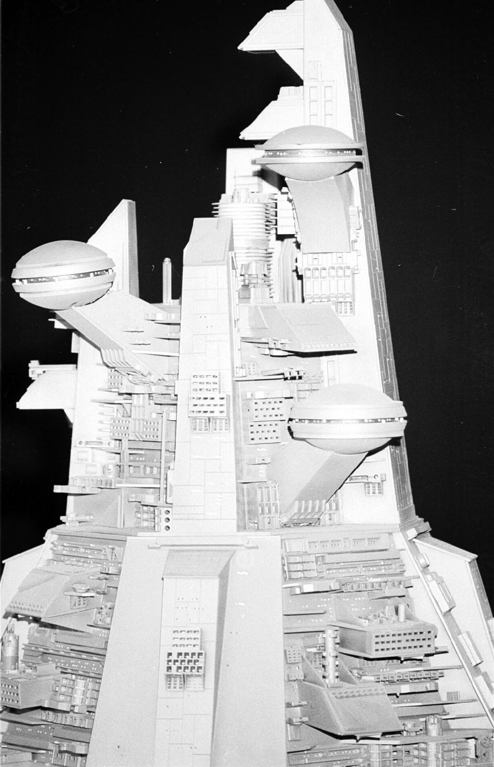 GDR picture archive: Berlin-Charlottenburg - Berlin-Berlin Hollywood - Modellaustellung am Funkturm/Mondfahrzeug, Raumschiff Ausserirdischer 2.11.9