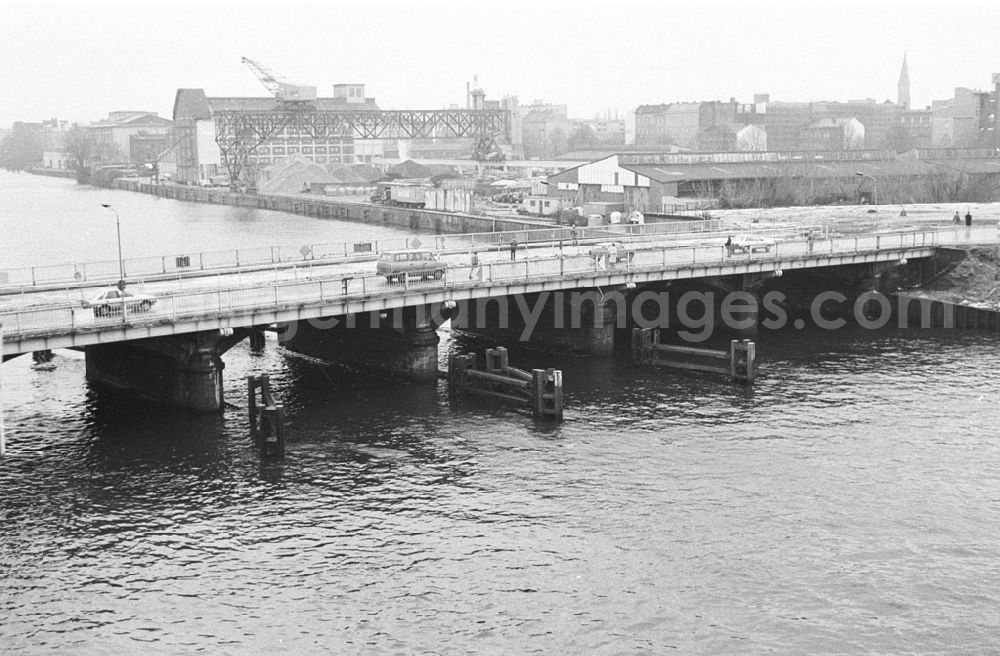GDR image archive: Berlin-Mitte - Bundesland Berlin Berlin Mitte Schillingbrücke frei für PKW 21.12.9