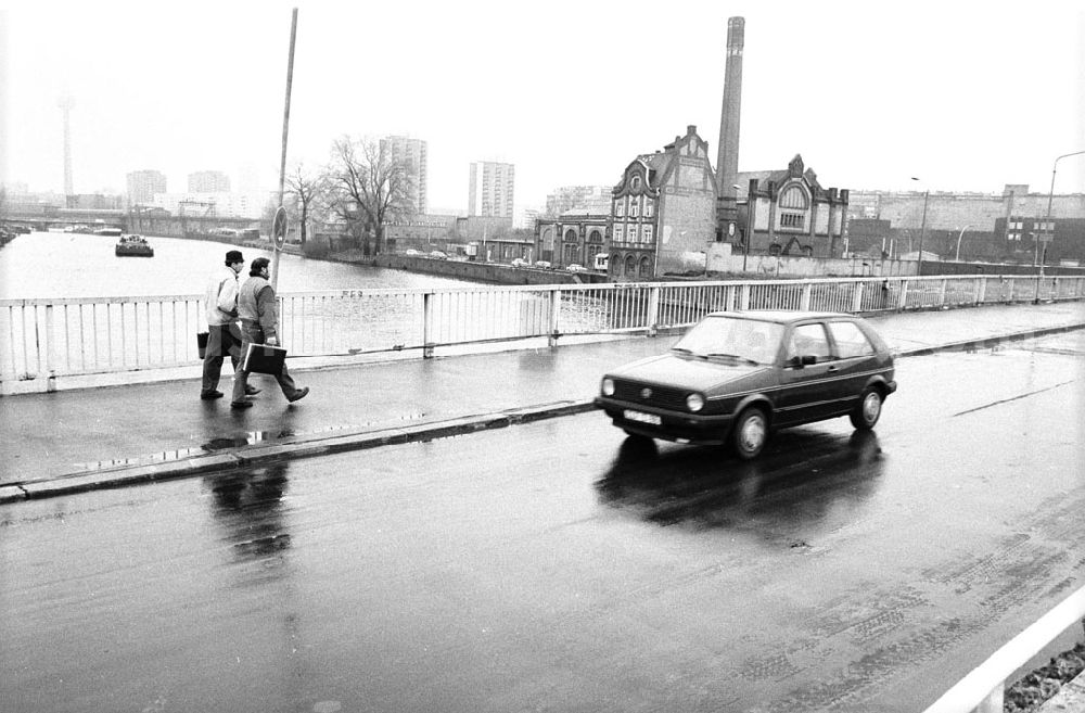 GDR photo archive: Berlin-Mitte - Bundesland Berlin Berlin Mitte Schillingbrücke frei für PKW 21.12.9