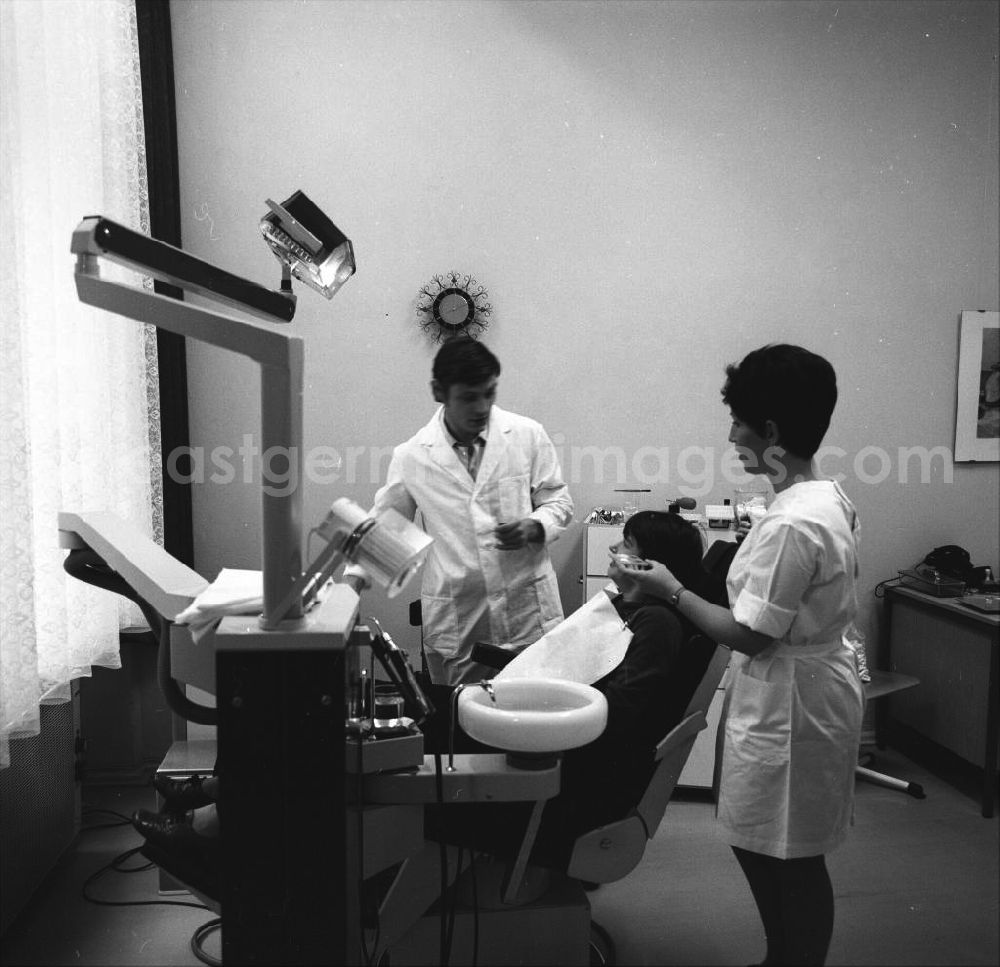GDR picture archive: Berlin - Zahnbehandlung in der modernen Zahnarztpraxis der Betriebspoliklinik des VEB Secura. Die Austattung der Praxis war in der DDR nicht Standart.