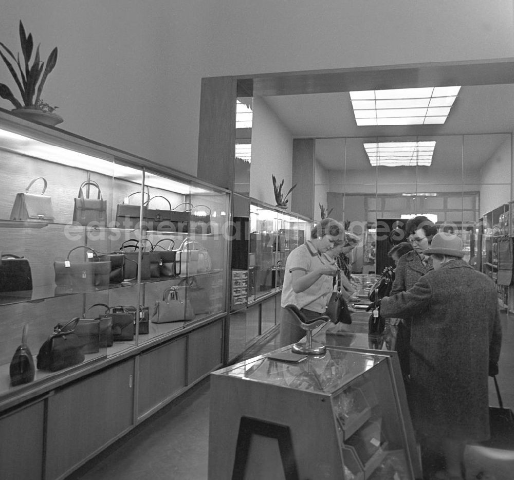 GDR image archive: Berlin - Schick gekleidete Damen interessieren sich im Fachgeschäft für Zeitzer Lederwaren Unter den Linden in Berlin für die angebotenen Handtaschen.