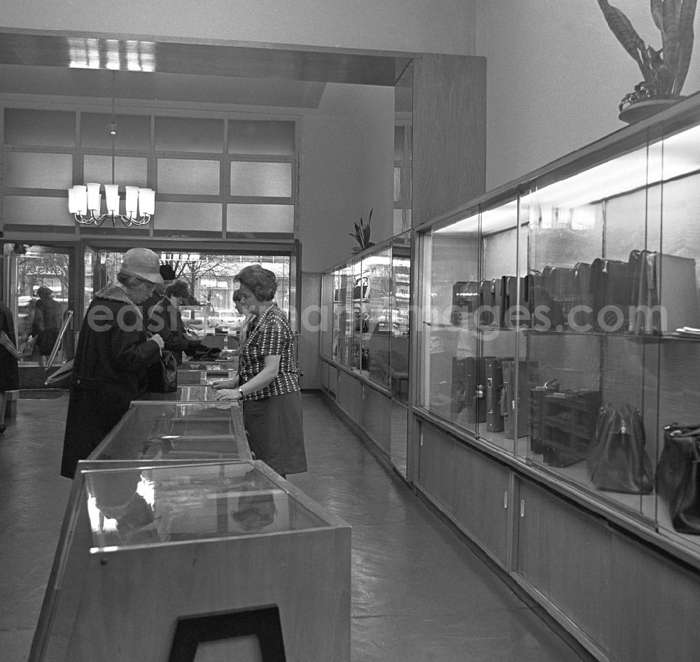 GDR photo archive: Berlin - Schick gekleidete Damen interessieren sich im Fachgeschäft für Zeitzer Lederwaren Unter den Linden in Berlin für die angebotenen Handtaschen.