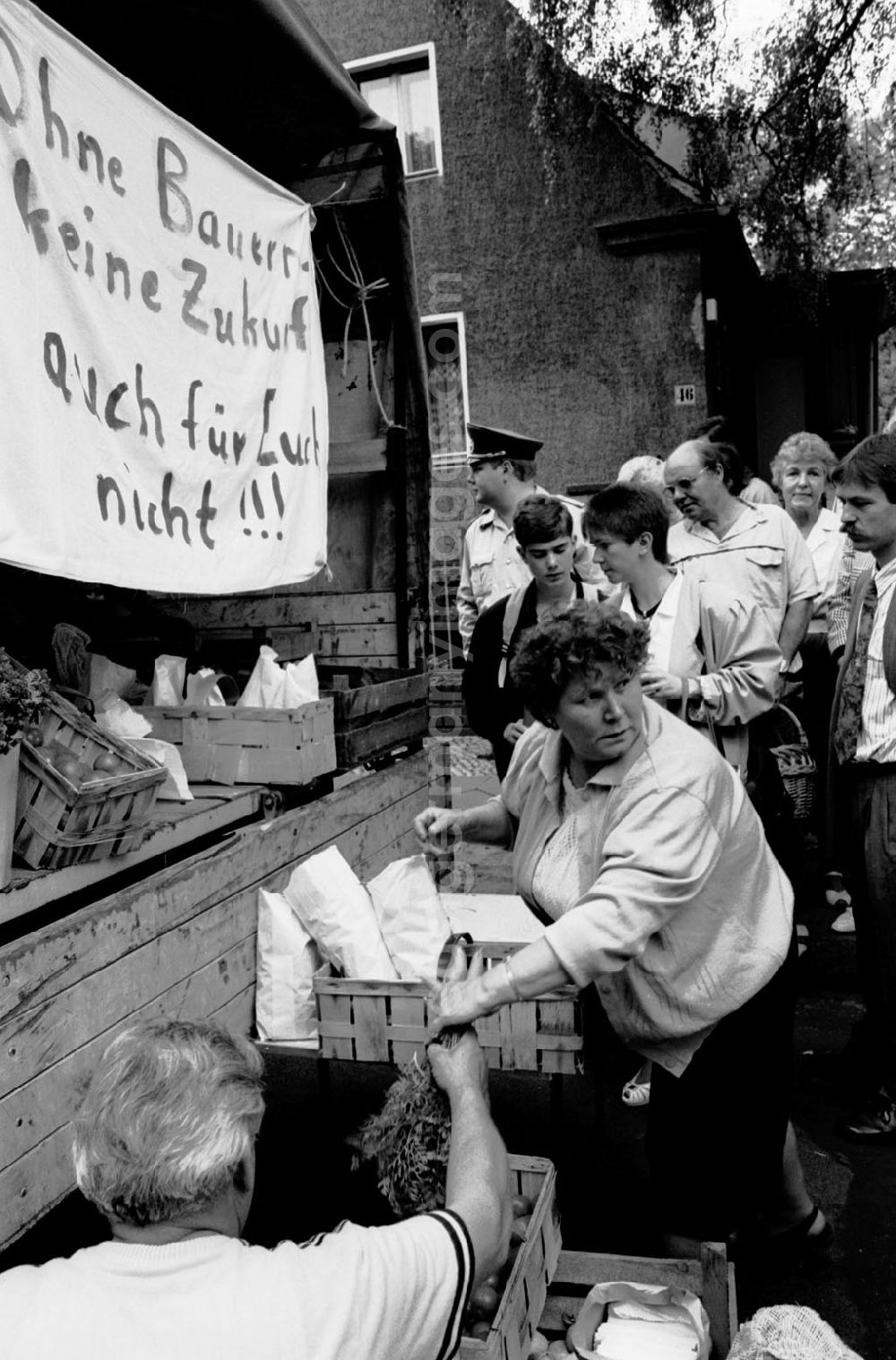 GDR photo archive: Berlin - Berlin Demo, Bauern vor dem Landwirtschaftsministerium 26.07.9