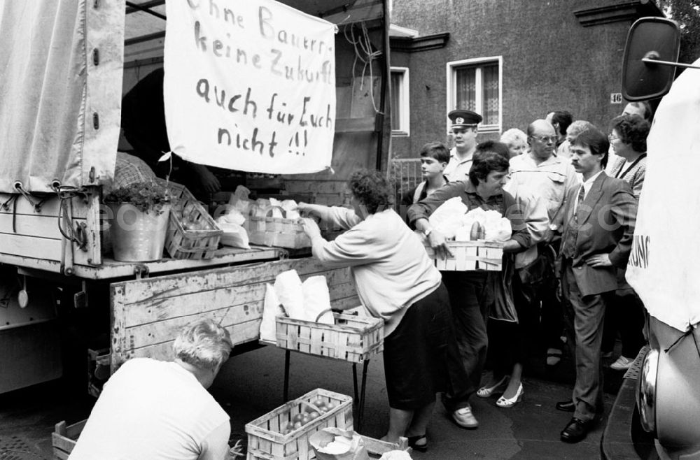 GDR picture archive: Berlin - Berlin Demo, Bauern vor dem Landwirtschaftsministerium 26.07.9