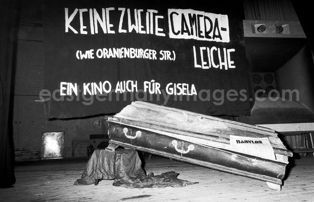 GDR image archive: Berlin - Berlin Demo am Kino Babylon 09.01.9
