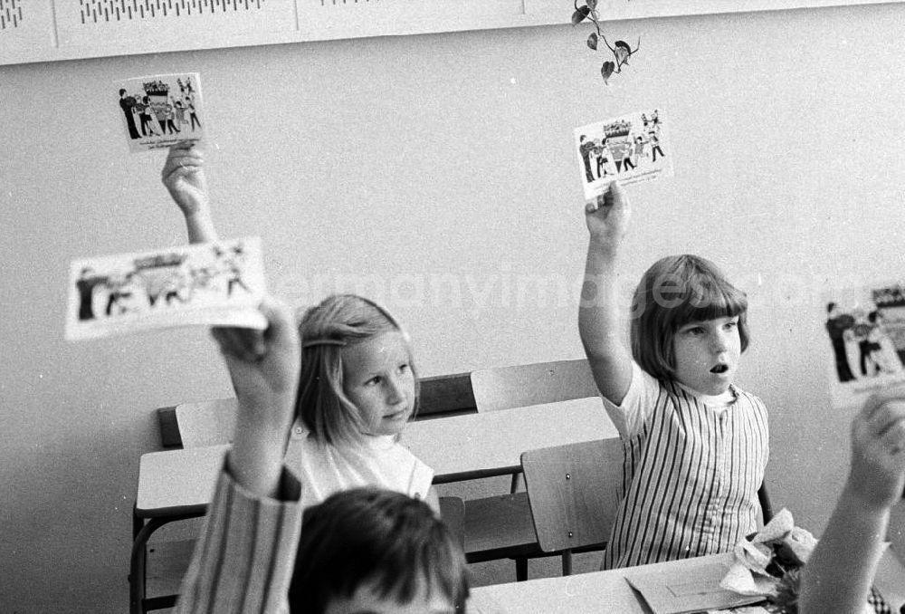 GDR photo archive: Berlin - Einschulung in die 24. Oberschule im Ernst-Thälmann-Park. Die erste Schulstunde für die Erstklässler in ihrem Klassenraum.
