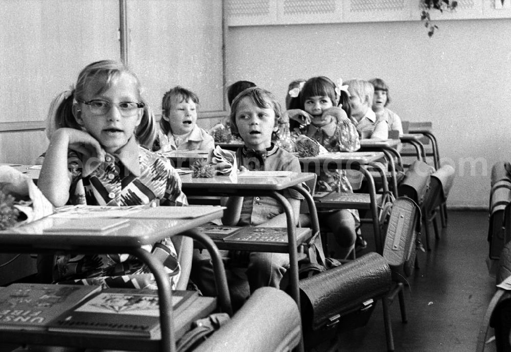 GDR image archive: Berlin - Einschulung in die 24. Oberschule im Ernst-Thälmann-Park. Die erste Schulstunde für die Erstklässler in ihrem Klassenraum.