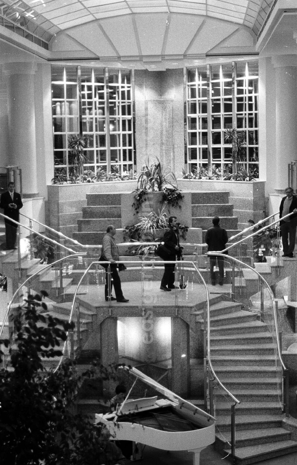 GDR image archive: Berlin - Berlin Eröffnung Domhotel Berlin 30.11.9