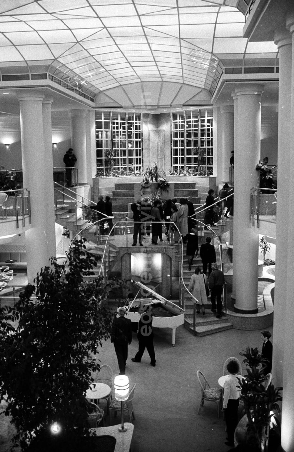 GDR photo archive: Berlin - Berlin Eröffnung Domhotel Berlin 30.11.9