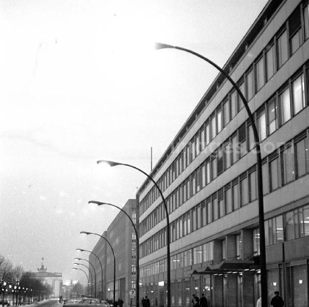 GDR photo archive: Berlin - Berlin Februar 1966 Neue Laternen im Straßenbild von Berlin.