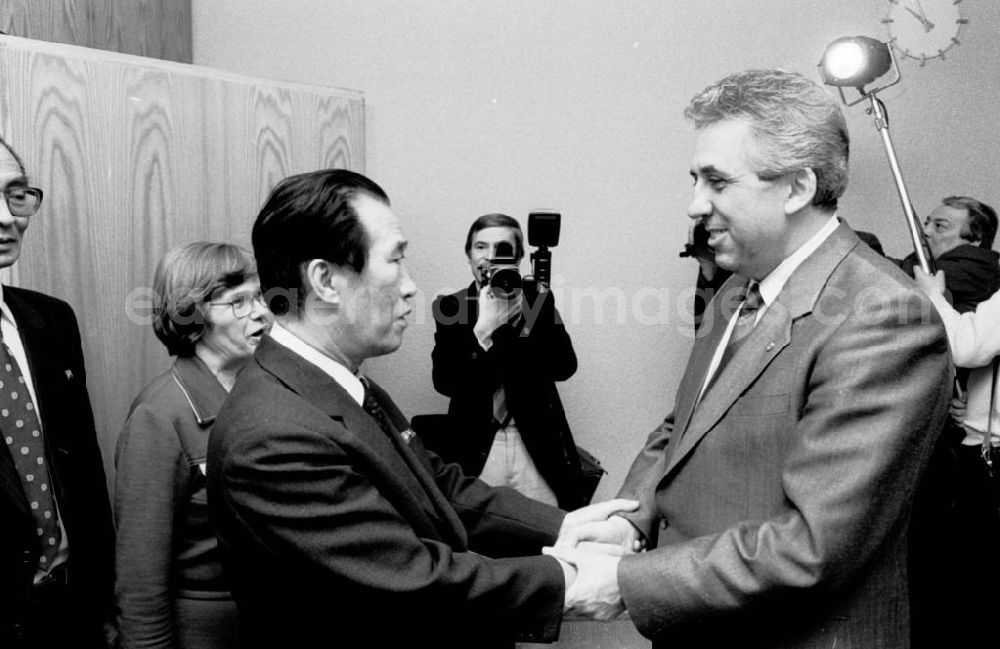 GDR photo archive: Berlin - 23.12.1987 Berlin Genosse E. Krenz empfängt koreanische Delegation unter der Leitung von Kje Yngthä