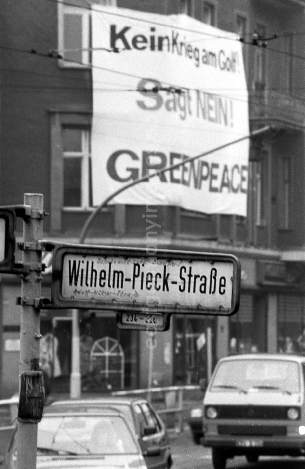 Berlin: Berlin Greenpeace Protest gegen den Golfkrieg, Wilhelm-Pieck-Str. 22.