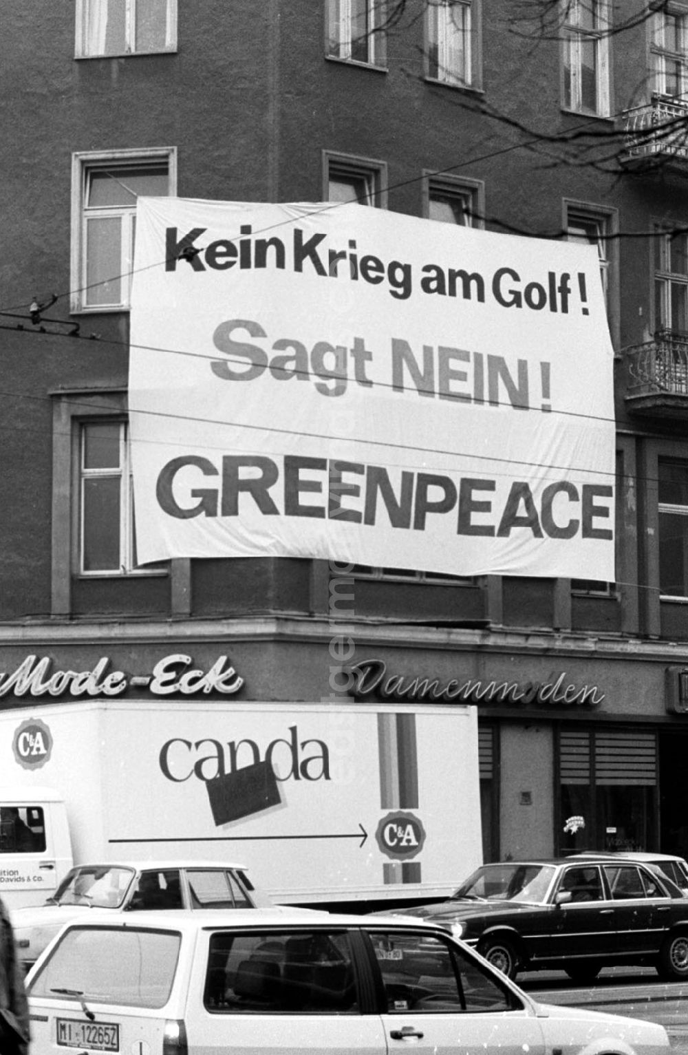 GDR image archive: Berlin - Berlin Greenpeace Protest gegen den Golfkrieg, Wilhelm-Pieck-Str. 22.