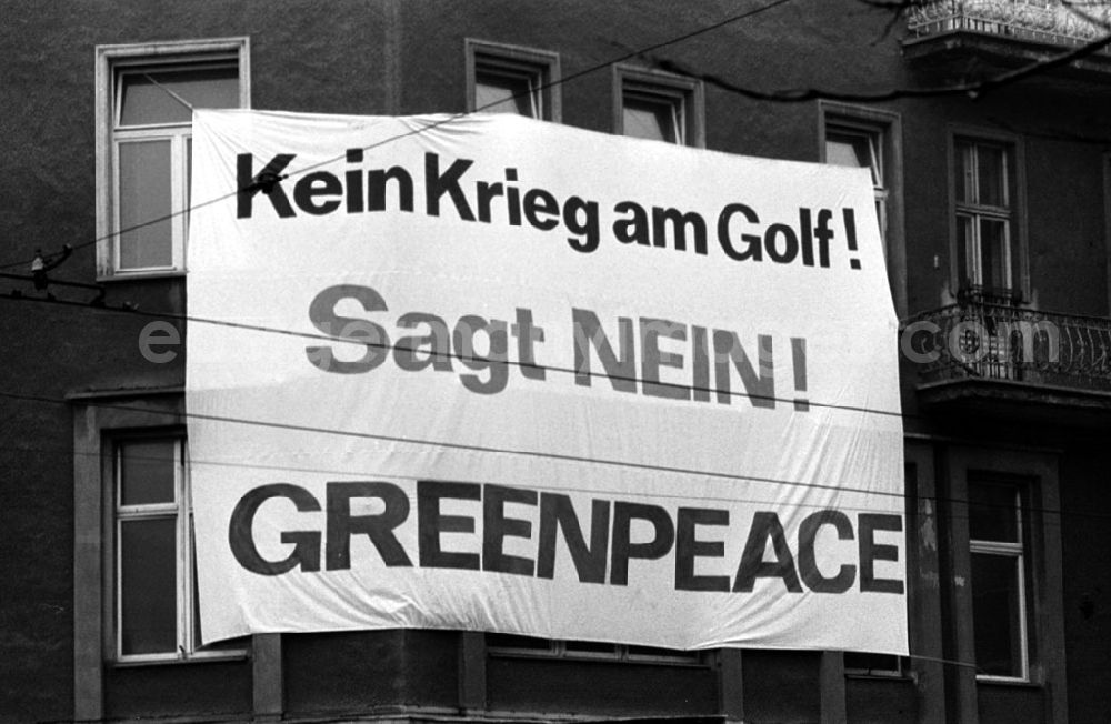 GDR photo archive: Berlin - Berlin Greenpeace Protest gegen den Golfkrieg, Wilhelm-Pieck-Str. 22.