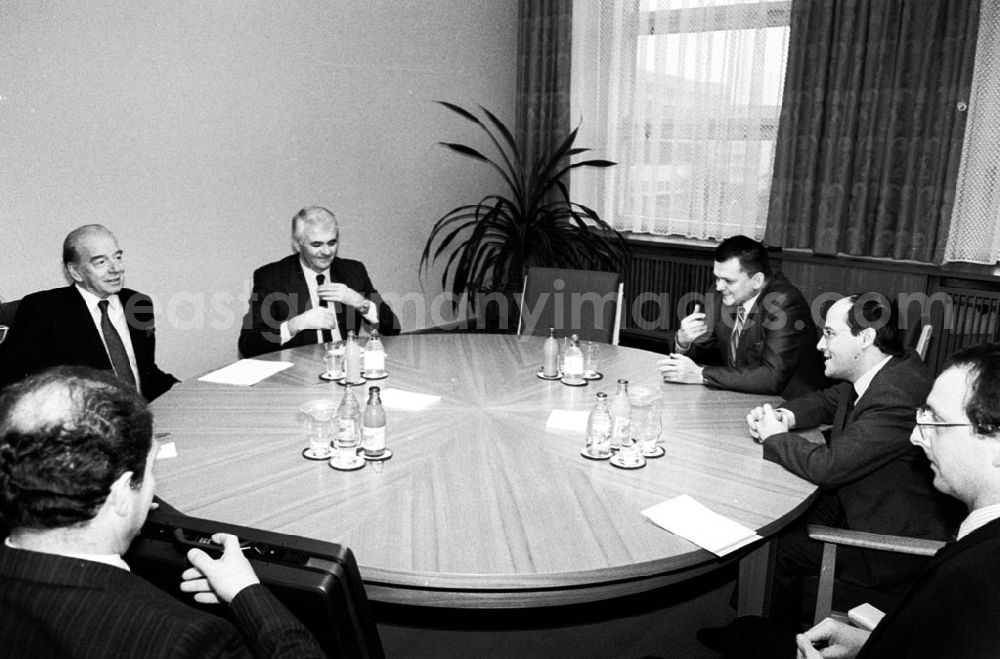 GDR photo archive: Berlin - Berlin Gregor Gysi mit jugoslawischen Politikern 15.01.9