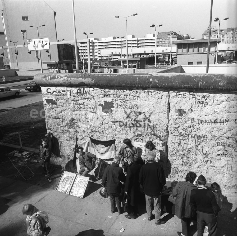 Berlin: Blick über Mauerreste auf den Grenzübergang Eberswalder Straße, Bernauer Straße nach dem Mauerfall im Berliner Stadtteil Prenzlauer Berg.