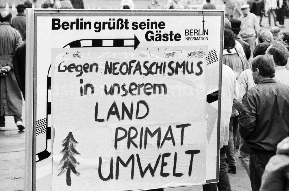 GDR photo archive: Berlin - A sign reading Berlin greets his guests - Against neo-fascism in our country primacy environment in Berlin-Mitte