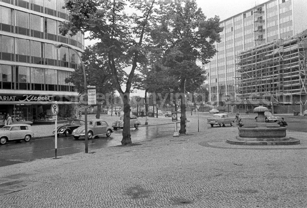 GDR picture archive: Berlin - Blick auf die Kiepert-Fachbuchhandlung in der Hardenbergstraße 9 am U-Bahnhof Ernst-Reuter-Platz in Westberlin. Rechts werden gerade die Fakultätsgebäude der Technischen Universität Berlin am Ernst-Reuter-Platz gebaut. In den 5