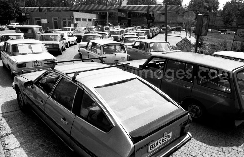 GDR photo archive: Berlin - Berlin Hochbetrieb an Berliner Tankstellen 28.06.9