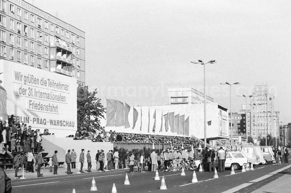 GDR picture archive: Berlin - Eröffnung der 31. Internationalen Friedensfahrt auf der Karl-Marx-Allee. Die Teilnehmer sind vor der Ehrentribüne angetreten; rechts hinter ihnen Manschaftsbusse vom Typ B100
