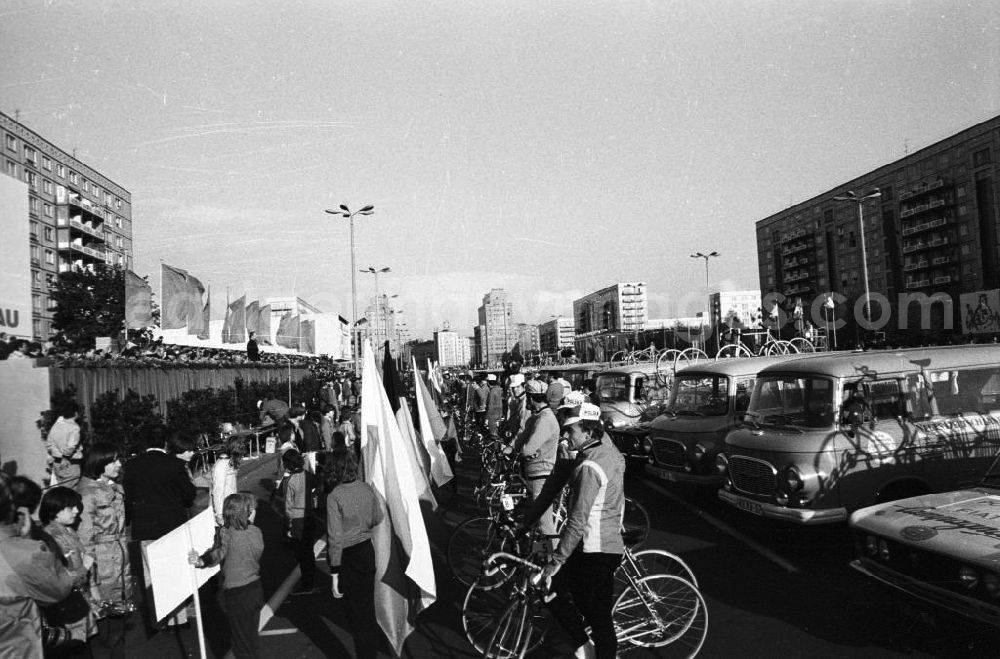 GDR photo archive: Berlin - Eröffnung der 31. Internationalen Friedensfahrt auf der Karl-Marx-Allee. Die Teilnehmer sind vor der Ehrentribüne angetreten; rechts hinter ihnen Manschaftsbusse vom Typ B100