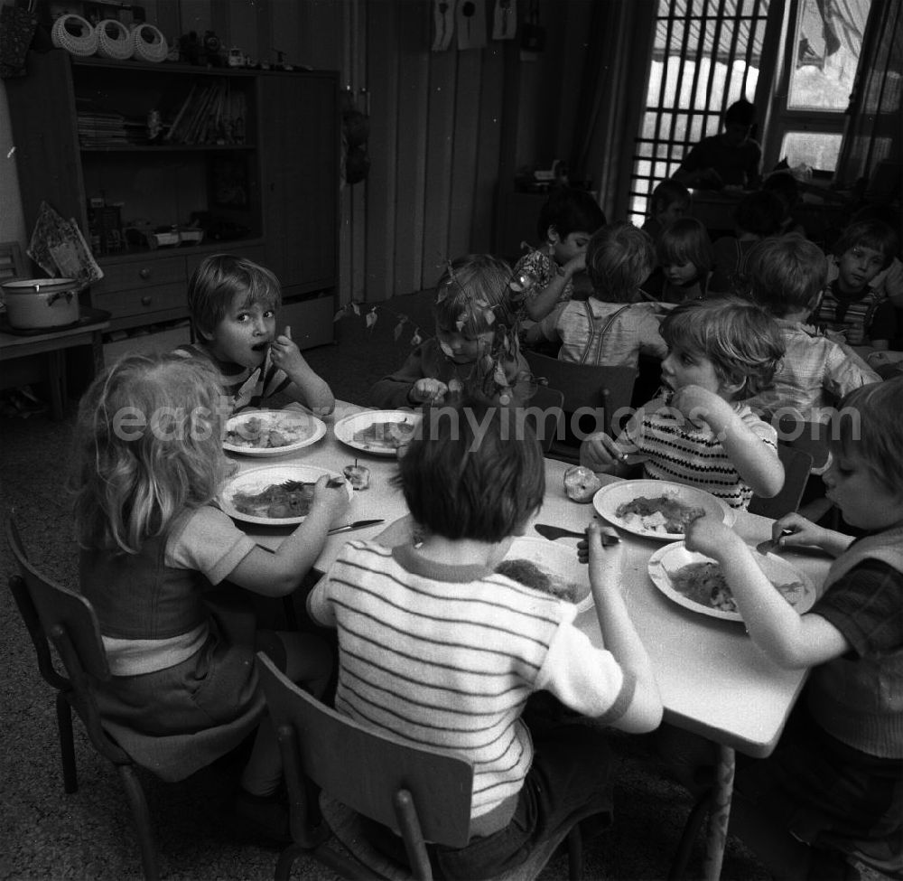 GDR photo archive: Berlin - Mittagessen im Kindergarten Pieskower Weg. Heute KITA Sonnenblume Kontakt: Kindergarten Sonnenblume, Pieskower Weg 48, 10409 Berlin, Tel: 03