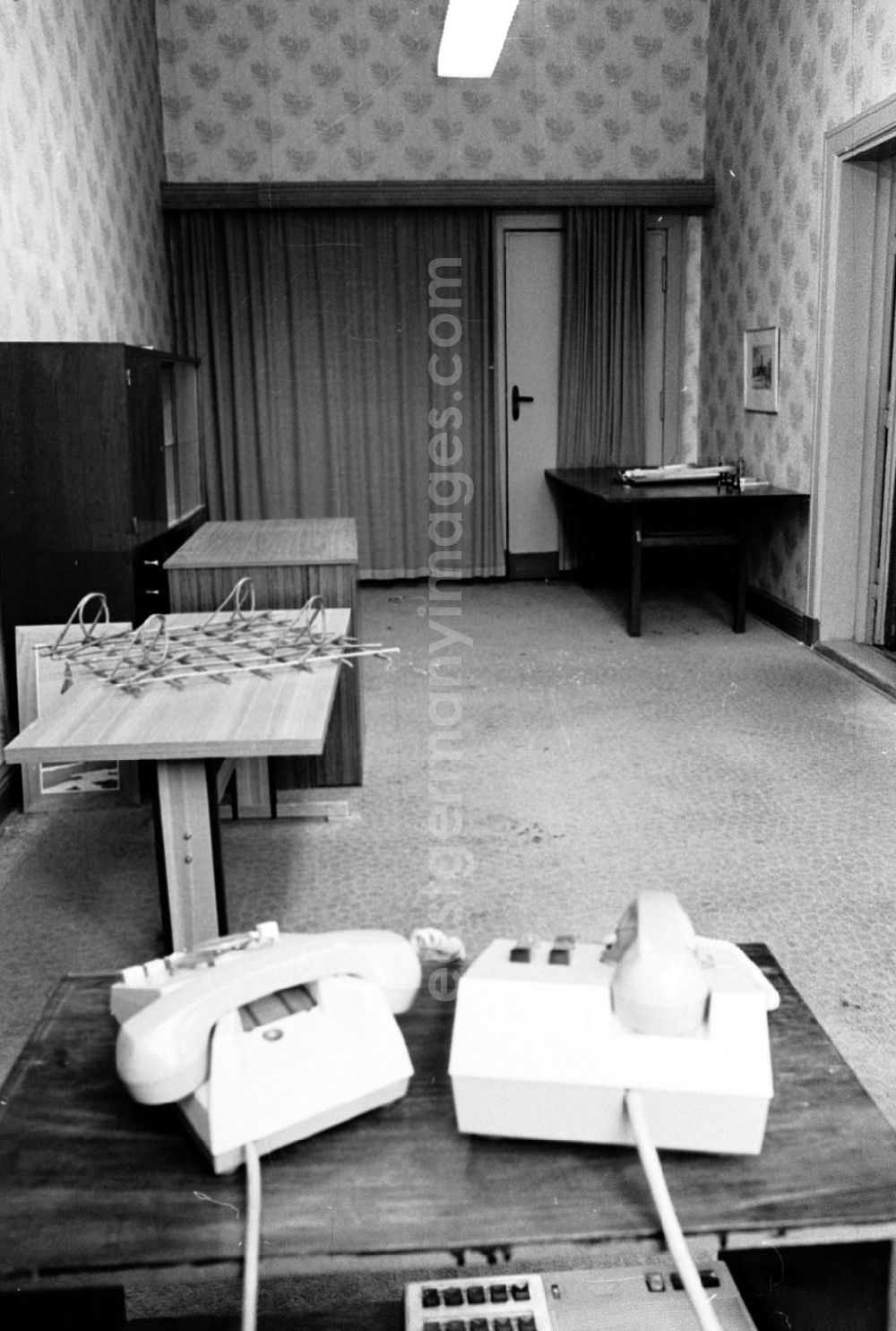 GDR image archive: Berlin-Köpenick - Berlin-Köpenick geräumtes Parteibüro im TRO 08.01.9