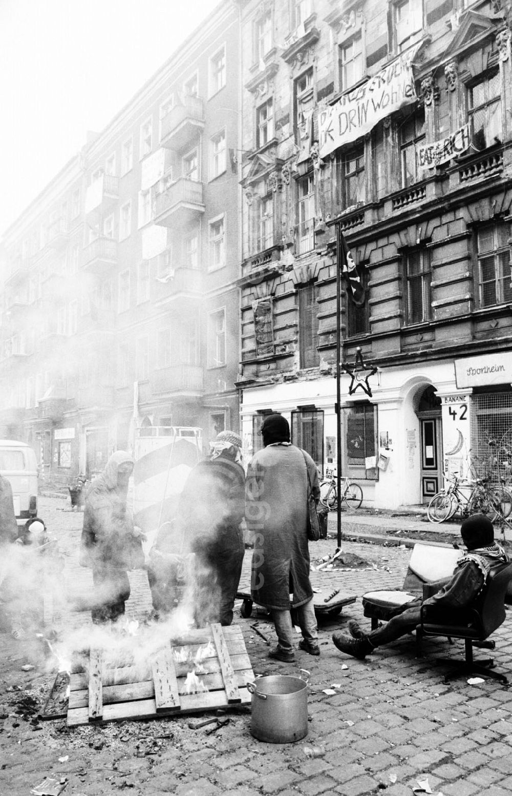 GDR image archive: Berlin - Berlin Mainzerstr. nach der Schlacht 13.11.9