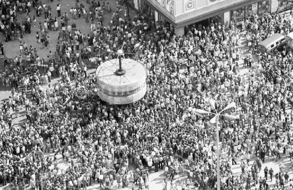 GDR picture archive: Berlin - Mitte - 29.07.1973 Berlin - Massen um den Alexanderplatz - Weltzeituhr Veröffentlicht 6. August 1973 1
