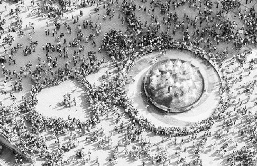 Berlin - Mitte: 29.07.1973 Berlin - Massen um den Alexanderplatz - Weltzeituhr Veröffentlicht 6. August 1973 1