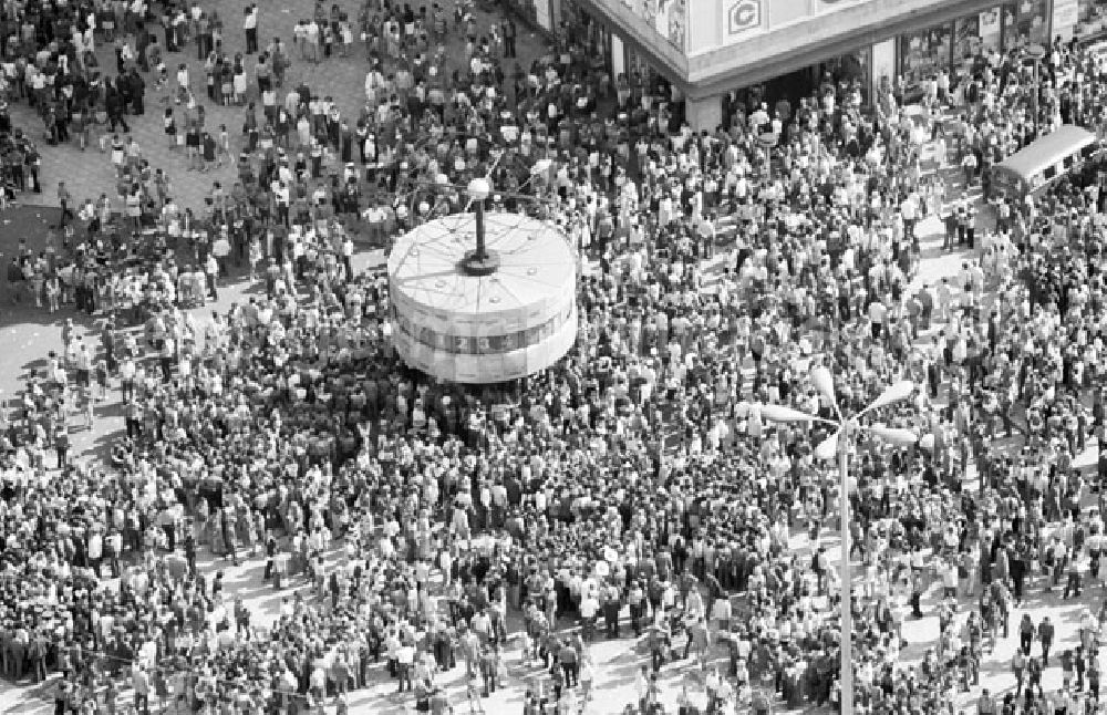 GDR image archive: Berlin - Mitte - 29.07.1973 Berlin - Massen um den Alexanderplatz - Weltzeituhr Veröffentlicht 6. August 1973 1