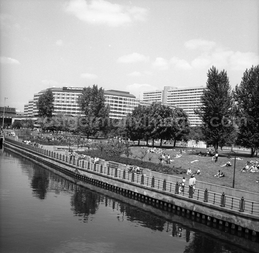 GDR picture archive: Berlin - 198 Blick über die Parkanlage am Marx Engels Forum an der Spree auf das Palasthotel in Berlin-Mitte.