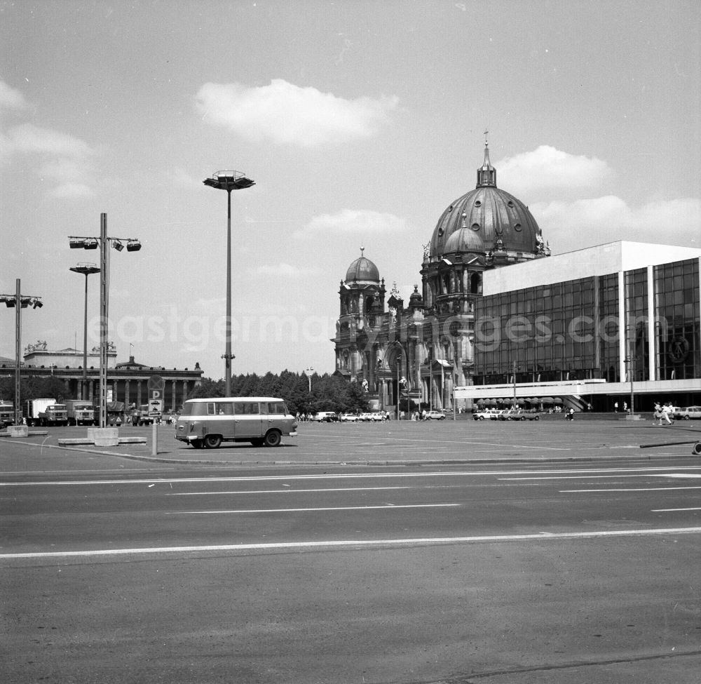 GDR photo archive: Berlin - Blick über dem Schlossplatz bzw. Parkplatz am Palast der Republik PdR in Richtung Berliner Dom am Lustgarten im Berliner Stadtteil Mitte.