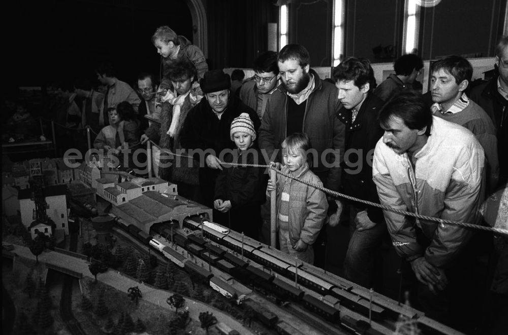 GDR photo archive: Berlin - Modelleisenbahnausstellung im Prater. Blick auf eines der größten Exponate und den Zuschauermagneten der Austellung: eine Modellbahn im Maßstab H