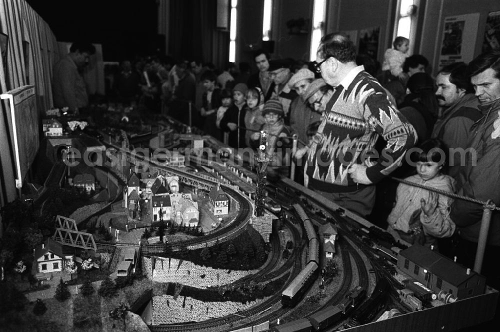 GDR picture archive: Berlin - Modelleisenbahnausstellung im Prater. Blick auf eines der größten Exponate und den Zuschauermagneten der Austellung: eine Modellbahn im Maßstab H