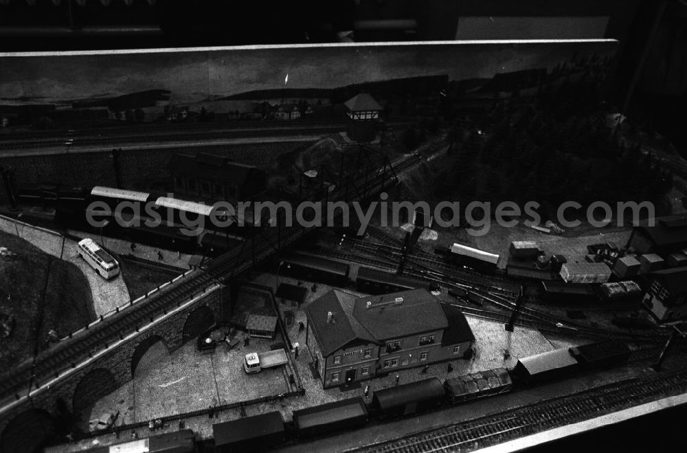 GDR photo archive: Berlin - Modelleisenbahnausstellung im Prater. Detailansicht einer Modelllbahn im Maßstab H